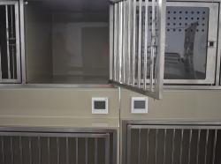 Hospitalizační box s vestavným termostatem